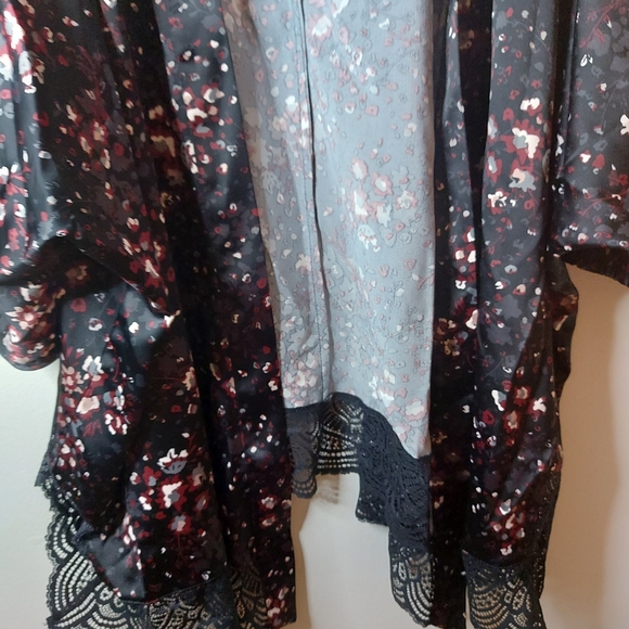 Ashley Graham Printed Satin Lace Kimono - Picture 5 of 8